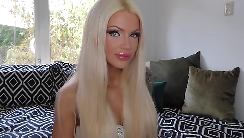 Blonde slut gets her pussy pounded by lair liningr