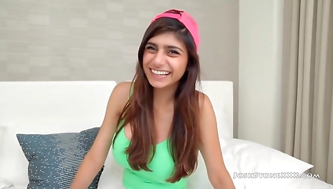 Sexy chick fucks with a hawt hottie