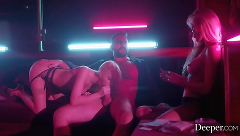 Masked sexy with sex-h favorsn