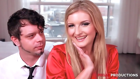 Hawt blonde with perfect ass gets